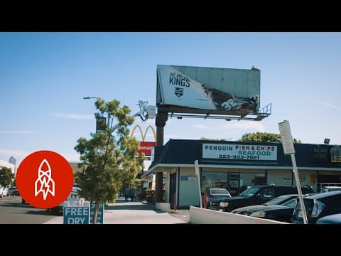 古い広告板をビニールバックパックにTurning Used Billboards Into Vinyl Backpacks